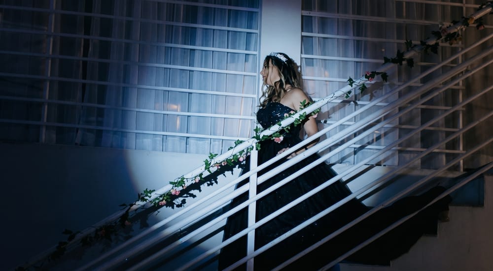 Debutante descendo a escada iluminada pelo canhão seguidor